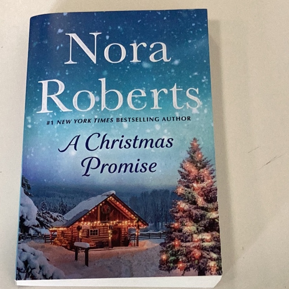 NORA ROBERTS 8 Book Bundle - Picture 5 of 8